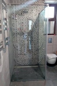 стеклянная перегородка для ванной
